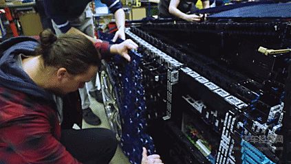 100万个乐高积木搭成的布加迪Chiron，还能开上路