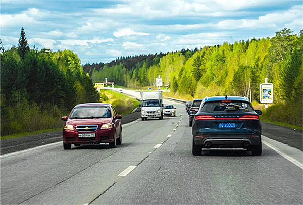 在这开车会惭愧？最霸气SUV遇见20年前的自己！