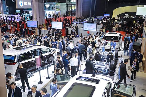 腾势D9PREMIER创始版四座及N7内饰全球首秀 上海车展上迸发品牌新豪华势能