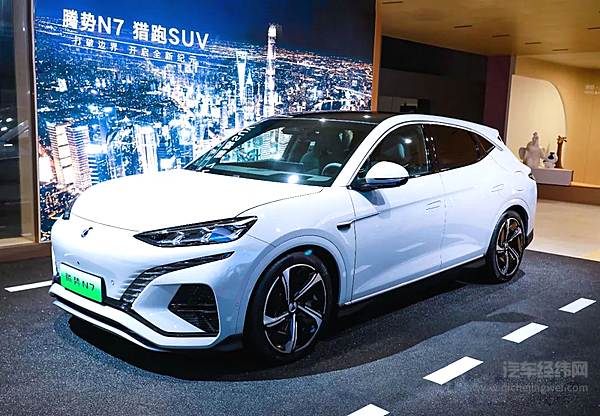 腾势D9PREMIER创始版四座及N7内饰全球首秀 上海车展上迸发品牌新豪华势能