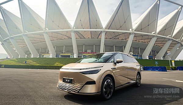 新势力内斗 小鹏X9能否靠黑科技压过理想MEGA？