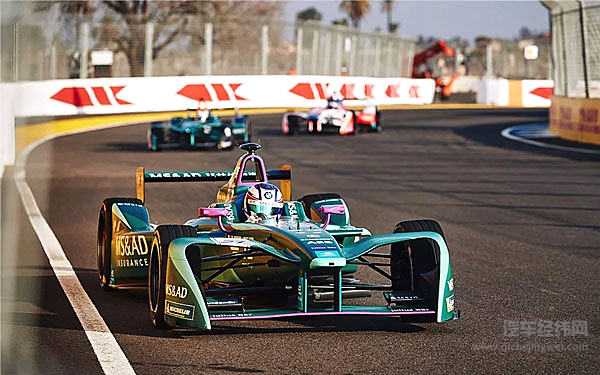 一场悄无声息的比赛，观众席上却座无虚席