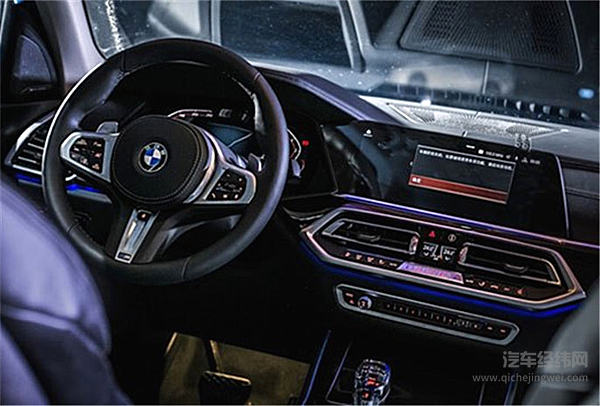 雪天开起灯光秀 全新BMW X5“抢生意”可还行？