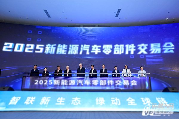 共繪產(chǎn)業(yè)新藍(lán)圖！東風(fēng)商用車再度亮相十堰新能源汽車零部件交易會(huì)