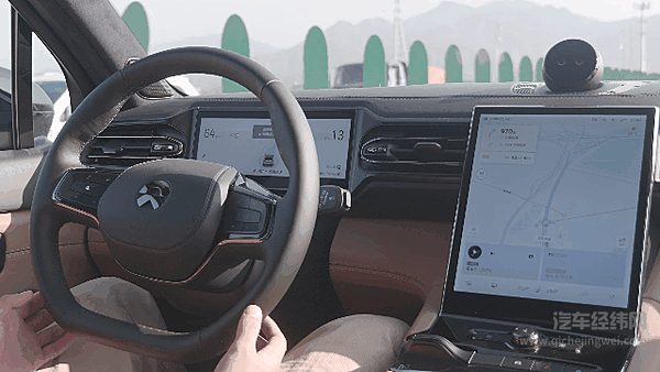 下匝道前向右变道