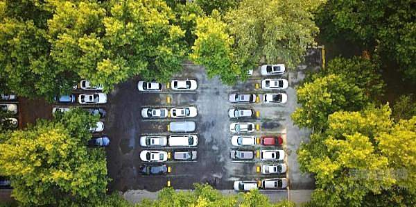 仅是四眼变两眼？ 宾利的改变不简单！