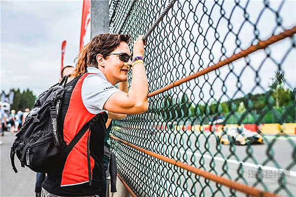 穿越了上千公里，只为看一家轮胎品牌如何在24小时耐力赛上夺冠