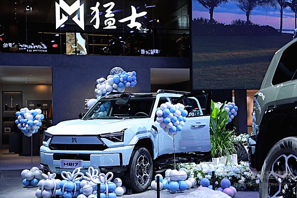 硬派越野遇上华为全家桶 东风猛士M817不简单