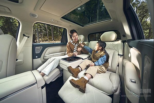 “五座新王”岚图泰山X8预售30.29万起，8系市场迎来终极“大杀器”！