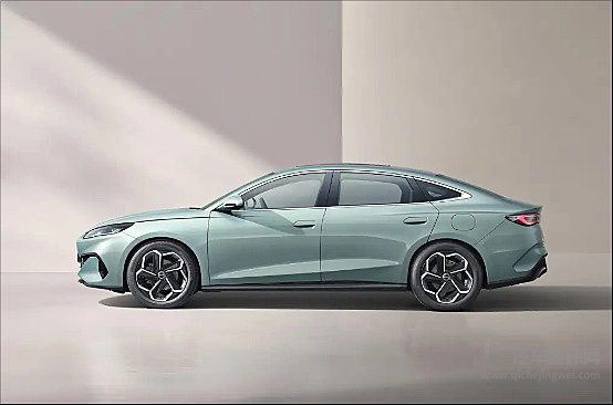 10万元左右可入手 深蓝SL03与小鹏MONA M03 谁更懂年轻人？