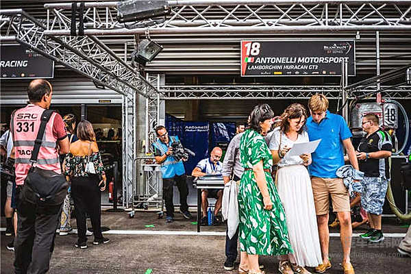 穿越了上千公里，只为看一家轮胎品牌如何在24小时耐力赛上夺冠