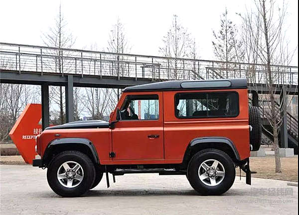 　　在售期间国内售价高达74.8万元人民币的Defender