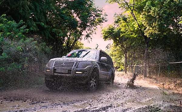 三菱帕杰罗展示脱困能力，图片来源：三菱汽车官图