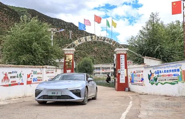 哪吒汽车的哪铁们极致旅行 走进邦达小学