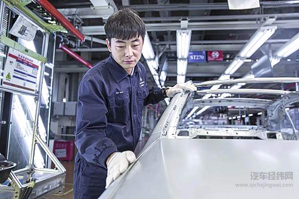 洁白的手套、专注的神情——北京奔驰员工在  完成新一代梅赛德斯-奔驰长轴距E级车的生产工序 