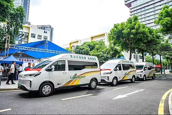 绿色出行高效赋能 依维柯聚星EV纯电动接驳巴士交付惠州机场