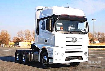 江西高安，有位駕齡超過十年的老司機(jī)，名叫陳滿財(cái)。2025年9月，他把一臺(tái)新車開回了家。陳師傅常年跑危險(xiǎn)品運(yùn)輸，四川到上海這條線，他閉著眼睛都能說出每個(gè)服務(wù)區(qū)的名字。尤其是云貴川那段路，坡多彎急，對(duì)車的要求格外高。對(duì)比了好幾個(gè)品牌后，他最終做了這個(gè)決定。如今，這臺(tái)車已經(jīng)陪他跑了十萬多公里，陳師傅說起它，話里話外透著滿意。