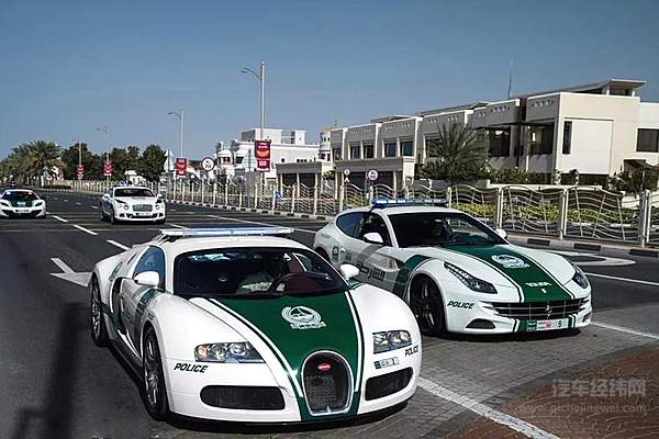 这个魔幻的地方 不开豪车就追不上那些开豪车的罪犯