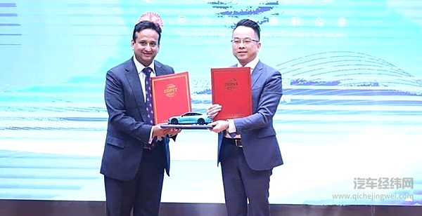  哪汽车副总裁周江与CG Motors负责人Nirvana Chaudhary交换合作协议