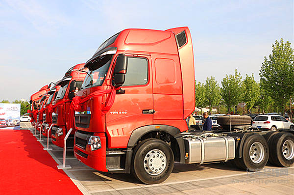 中国重汽席卷临沂 “铁粉”现场豪订60辆T7H 440