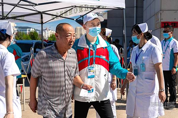 上汽集团志愿者参与首诊现场情况