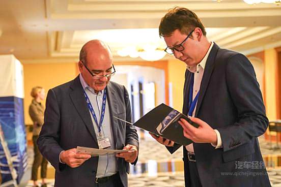 大乘汽车集团有限公司董事长吴潇向外国专家介绍大乘汽车品牌