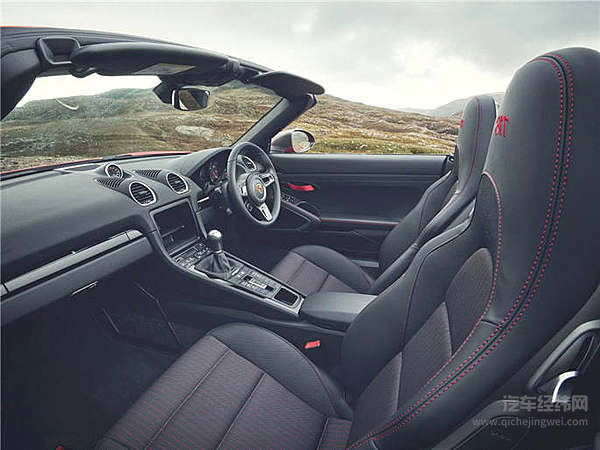 丢掉中控屏和方向盘按键 保时捷为专注驾驶做减法！