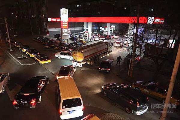 大北京排队加油