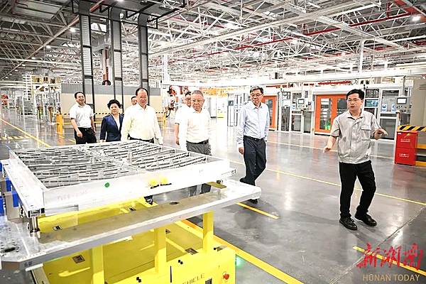 （6月14日，沈晓明、毛伟明走进上汽大众长沙分公司生产车间，实地察看电池生产工艺，了解新能源汽车项目建设情况