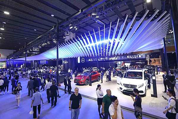 一杯敬奔驰，一杯敬大强，频频作妖频频爽