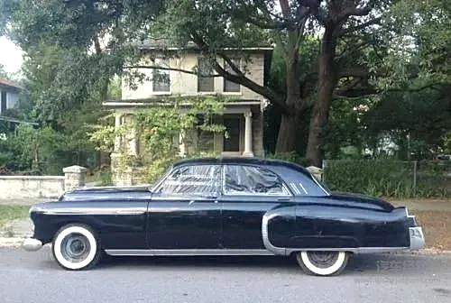 汽车在行驶过程中，车轮旋转会带动部分空气与前方来流交汇于轮腔与车轮的间隙通道，造成车轮周围气流紊乱，从而影响汽车底部及整车的气动性能