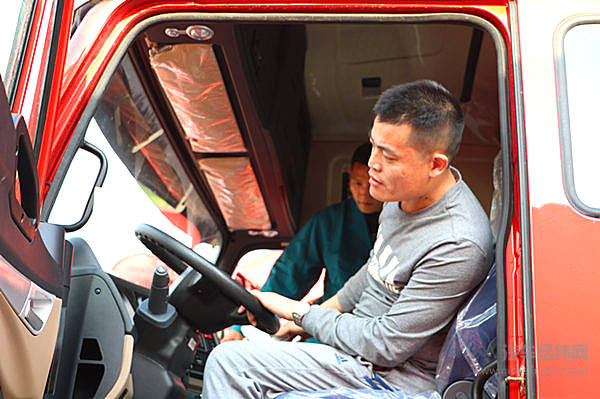 中国重汽席卷临沂 “铁粉”现场豪订60辆T7H 440