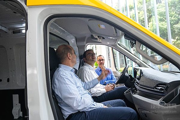 DHL高层试乘上汽大通产品