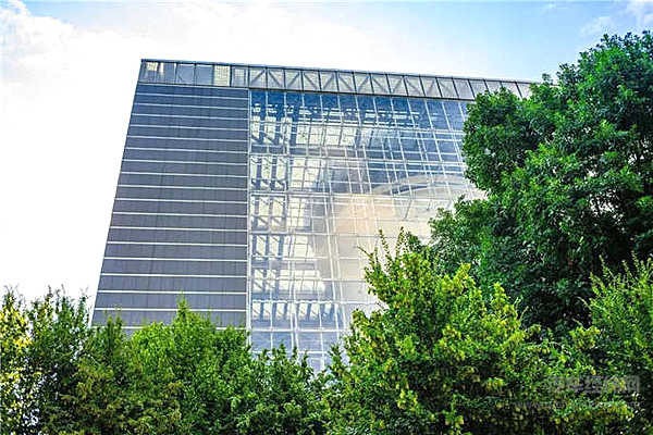 穿越了上千公里，只为看一家轮胎品牌如何在24小时耐力赛上夺冠