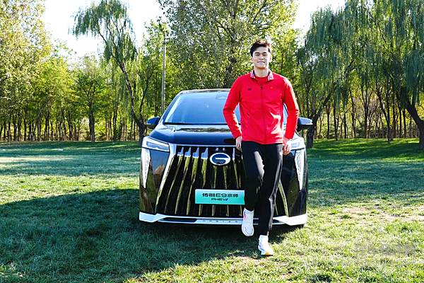 冠军目标始终如E 孙杨正式成为传祺新能源E9荣誉车主