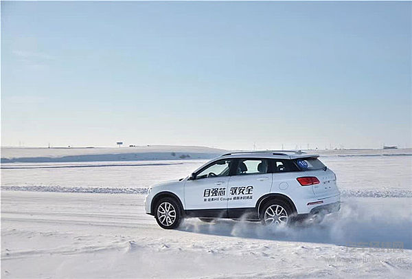 冰雪上玩F1 拖拽45吨重卡 这不是新哈弗H6 Coupe的极限