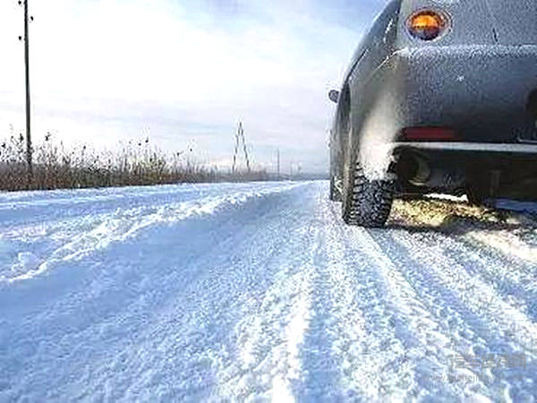 冰雪路面上四驱不如两驱？真的假的？
