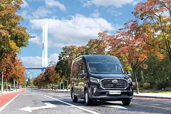 汽大通MAXUS“智慧旗舰轻客”新途V90