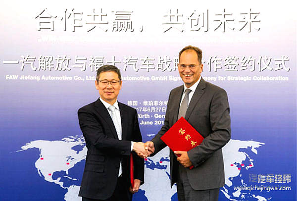 一汽解放汽车有限公司党委书记、总经理胡汉杰（左）与福士集团CEOThomas Roethig博士（右）