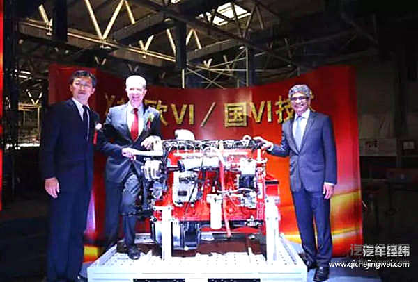 福田汽车总经理巩月琼，康明斯集团副总裁曹思德、副总裁潘澍康与康明斯X12欧VI技术发动机合影