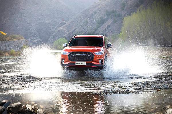 上汽MAXUS D90 Pro穿越溪流