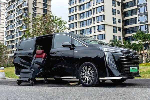 “科技视界 人为本”传祺新能源E9电动福祉版正式下线！