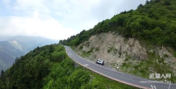 全時(shí)四驅(qū)三把鎖 依維柯歐霸·山海讓317國(guó)道變成越野訓(xùn)練場(chǎng)
