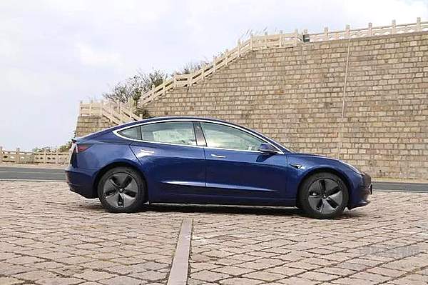 员工为首批车主 国产特斯拉MODEL 3今日交付
