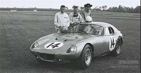 好莱坞为他拍电影，法拉利视他为劲敌。他就是卡罗尔·谢尔比