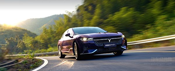 岚图首款电混轿车上市 综合续航1260km！