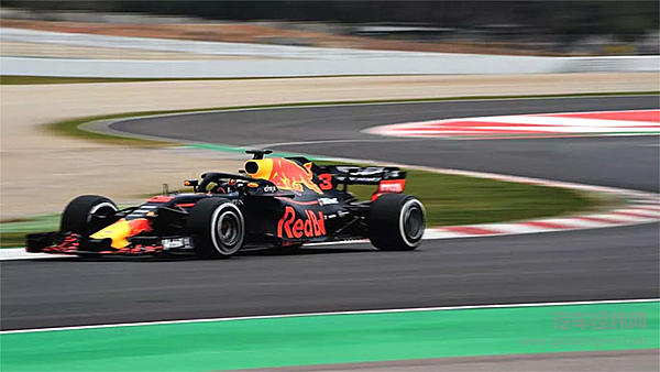 F1战火重燃 阿斯顿·马丁在赛道上驰骋的感觉真的很不错