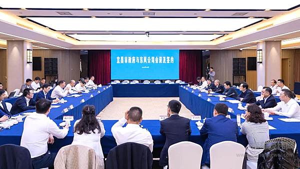 东风公司总经理、党委副书记杨青，东风公司党委常委、副总经理张祖同；宜昌市委副书记、市长马泽江，宜昌市委常委、副市长叶杨，宜昌副市长杨卫华出席仪式