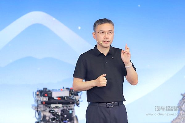 奇瑞汽车股份有限公司总经理助理、奇瑞动力系统技术中心执行总监古春山分享鲲鹏超性能电混C-DM专用发动机及变速箱的核心技术