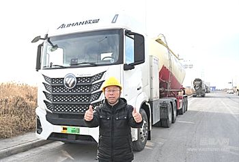 天不亮，劉師傅就已經(jīng)發(fā)動(dòng)了歐曼銀河 5M 純電重卡，車(chē)廂里裝滿(mǎn)散裝水泥，迎著晨光駛向啟東。在南通跑短途運(yùn)輸這些年，他早已習(xí)慣了這樣的節(jié)奏 —— 一天三四趟，往返于啟東、海門(mén)、如東之間，400 多公里的路程，載著貨物，也載著一家人的期盼，而且1.3 度 / 公里的低電耗，讓劉師傅每一趟都賺得穩(wěn)，他常說(shuō)：“用歐曼就是省，開(kāi)以前的車(chē)，長(zhǎng)時(shí)間跑下來(lái)渾身疲憊，直到換了歐曼銀河 5M 純電重卡，我才真正體會(huì)到，運(yùn)輸也能少些辛苦、多些安心。